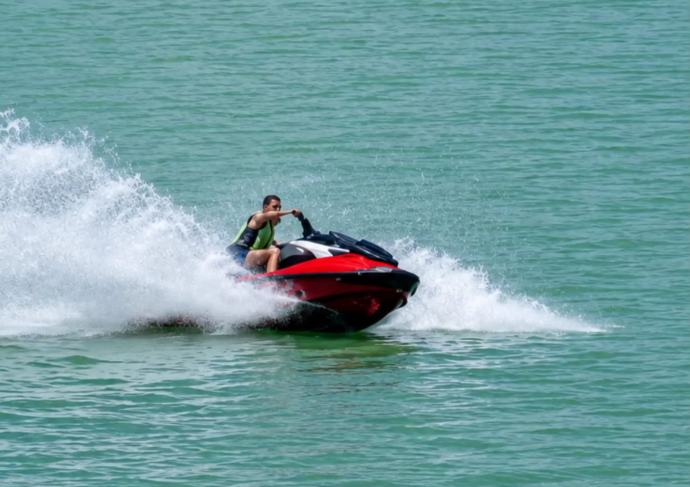 Jet ski cruzando as águas do Lago Corumbá IV